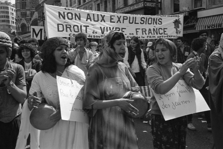 1er mai 1981 défilé des jeunes pour l’égalité des droits - photographie de l'exposition femmes en lutte © Pierre Ciot
